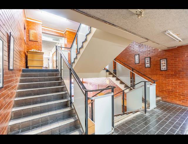 1,670M² BUSINESS CENTRE FOR SALE IN ESSENWOOD